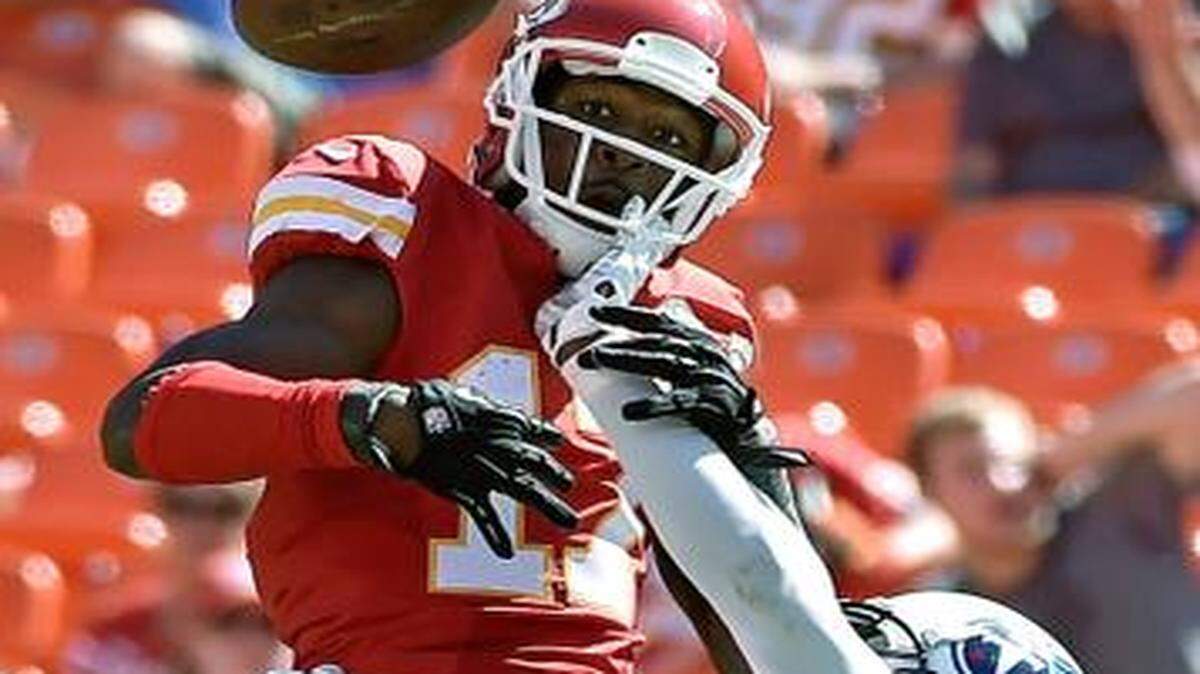
Tennessee Titans cornerback Jason McCourty knocked the ball from Kansas City Chiefs wide receiver Donnie Avery on Sunday.
