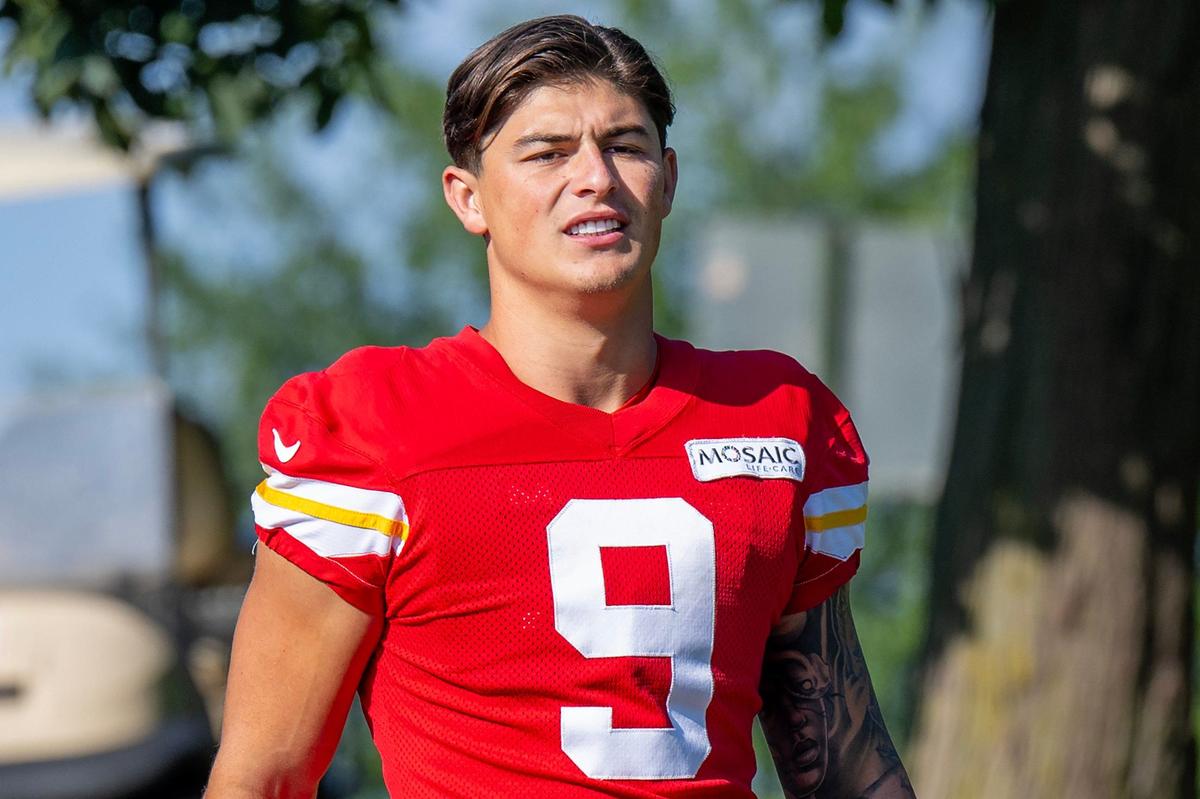Kansas City Chiefs running back Louis Rees-Zammit (9) walks down to the field for practice at Chiefs training camp on Thursday, July 18, 2024, in St. Joseph.