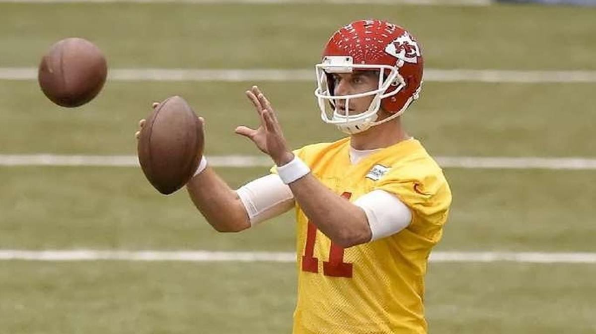 Chiefs quarterback Alex Smith fielded two footballs during the team’s organized team activities Tuesday at the Arrowhead Stadium practice facility. Smith said seeing so many familiar faces from last year’s offense was comforting.