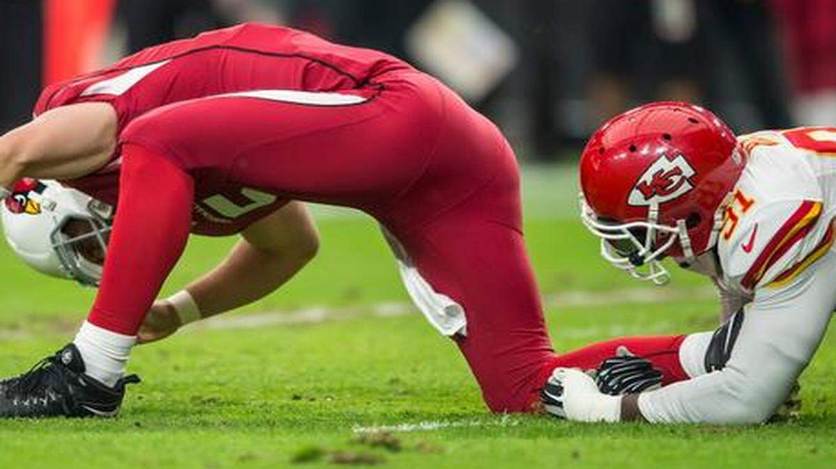 
Kansas City Chiefs outside linebacker Tamba Hali hit Arizona Cardinals quarterback Drew Stantonin what was ruled a personal foul in the first quarter of Sunday’s game.
