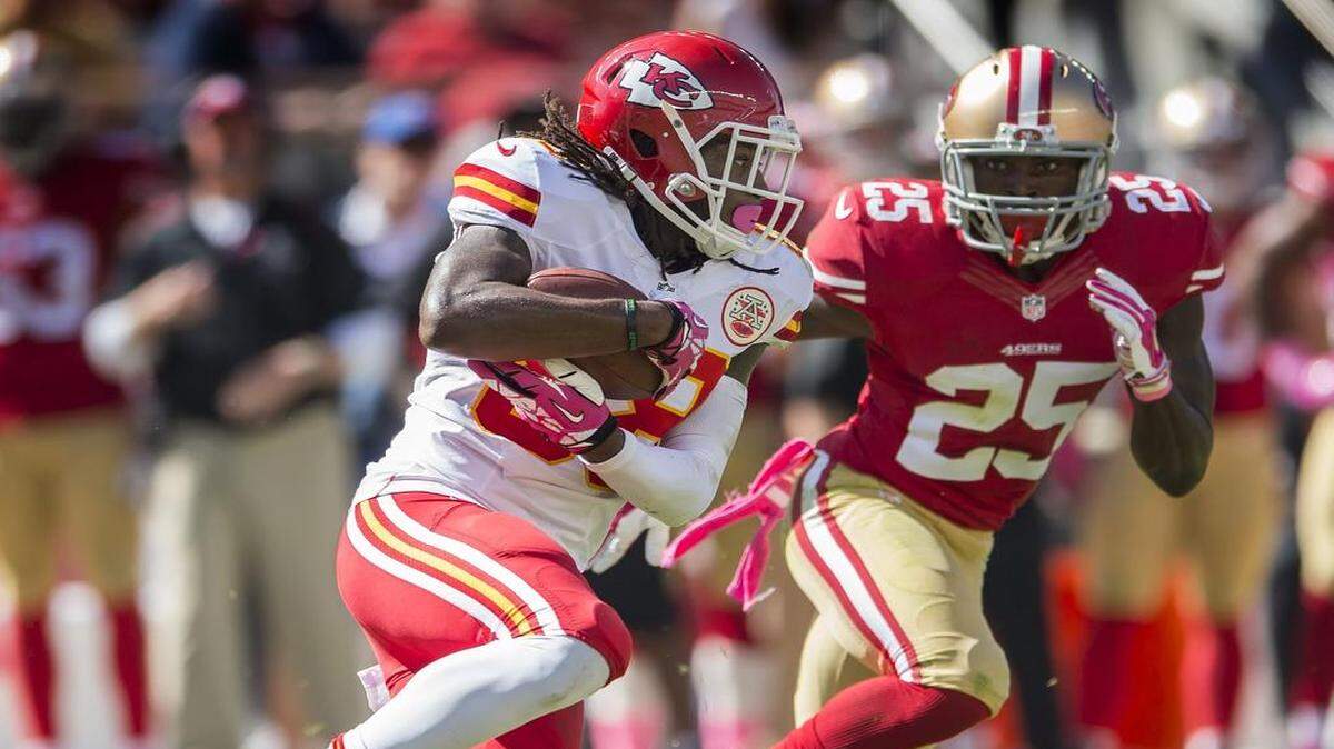 
Chiefs wide receiver Junior Hemingway (88) caught a pass in front of the 49ers strong safety Jimmie Ward in NFL action on Oct. 5 in Santa Clara, Calif.
