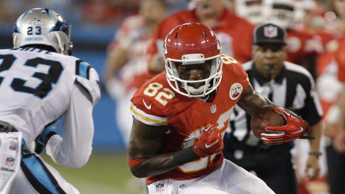 
Dwayne Bowe ran after making a catch as Carolina’s Melvin White closed in during the first half of Sunday’s game.
