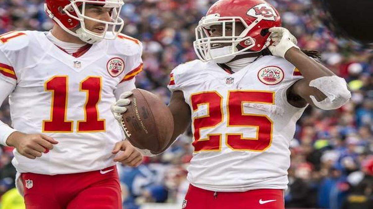 
The 2015 cap number of $15.6 million for Chiefs quarterback Alex Smith (left) is almost twice as much as running back Jamaal Charles’ $8 million.
