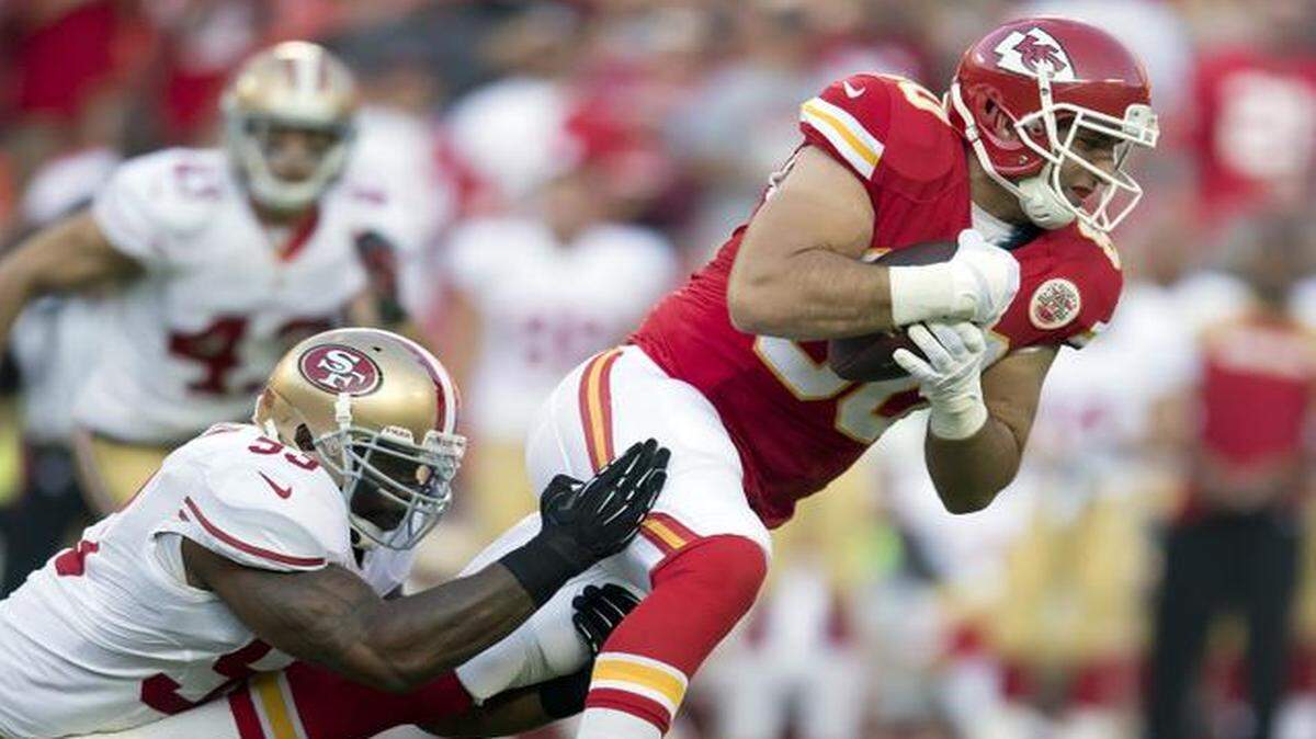 
Chiefs tight end Anthony Fasano caught a pass in the first quarter of a preseason game against San Francisco on Aug. 16, 2013, at Arrowhead Stadium.
