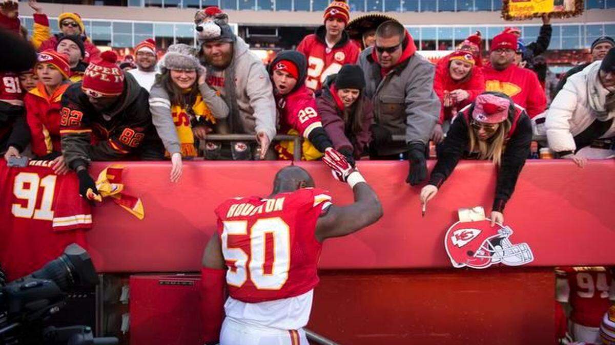
Kansas City Chiefs outside linebacker Justin Houston (50) acknowledged the congratulations of Chiefs fans following the 19-7 victory over the San Diego Chargers in NFL action on December 28, 2014 at Arrowhead Stadium in Kansas City, Mo. Houston set the Chiefs' franchise sack record with 22 sacks.

