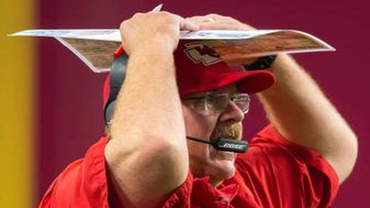 
Chiefs head coach Andy Reid couldn’t believe outside linebacker Tamba Hali was flagged for a personal foul in the first quarter on a tackle of Cardinals quarterback Drew Stanton.
