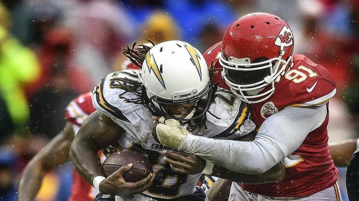 The Chiefs’ defense could be without outside linebacker Tamba Hali (right) on Sunday.