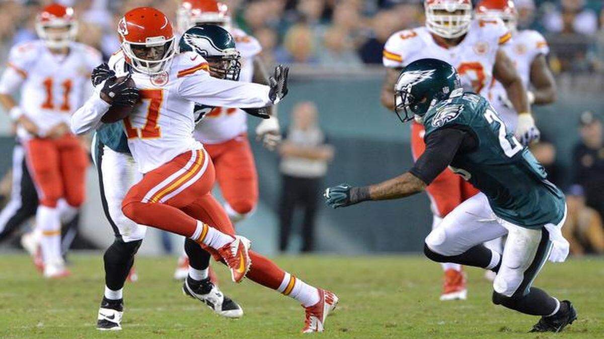 
Chiefs wide receiver Donnie Avery (left) avoided the tackles of Eagles outside linebacker Connor Barwin (98) and free safety Patrick Chung (23) on Sept. 19, 2013, at Philadelphia.

