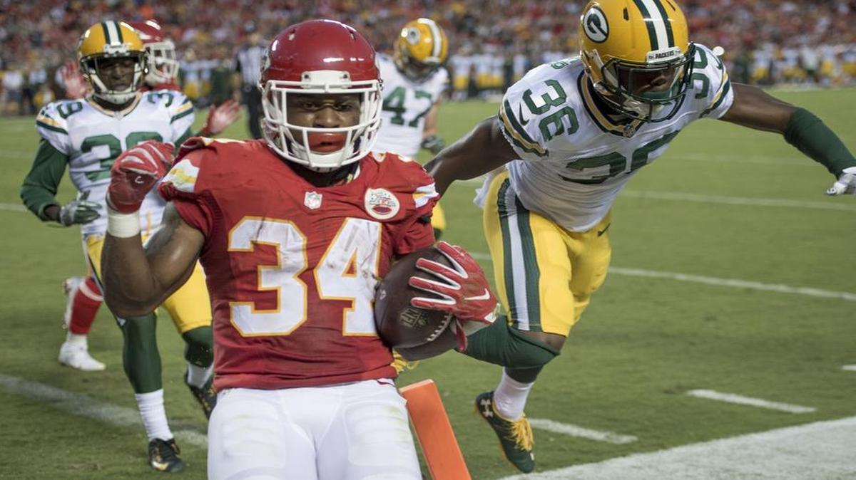 Kansas City Chiefs running back Knile Davis (34) darted out of bounds after scoring a touchdown ahead of Green Bay Packers cornerback LaDarius Gunter (36) in the second quarter during a pre-season football game at Arrowhead Stadium on Thursday, September 1, 2016 in Kansas City, Missouri.