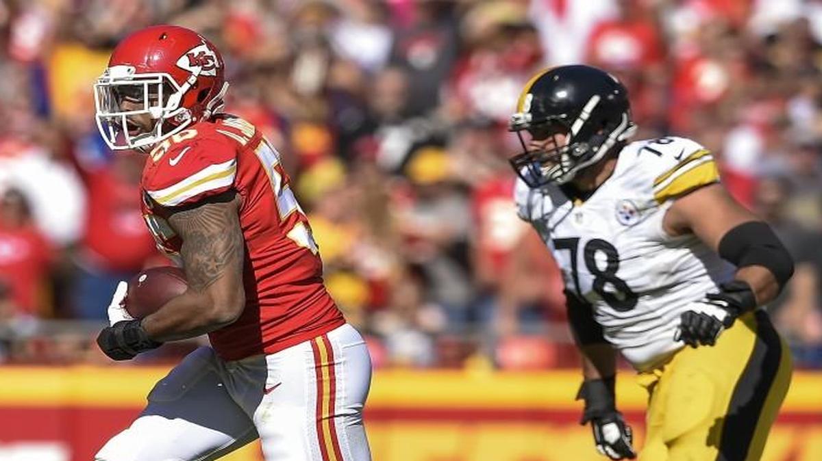 Chiefs inside linebacker Derrick Johnson (left) returned a second-quarter interception past Steelers tackle Alejandro Villanueva in Sunday’s game at Arrowhead Stadium. The Chiefs won, 23-13.