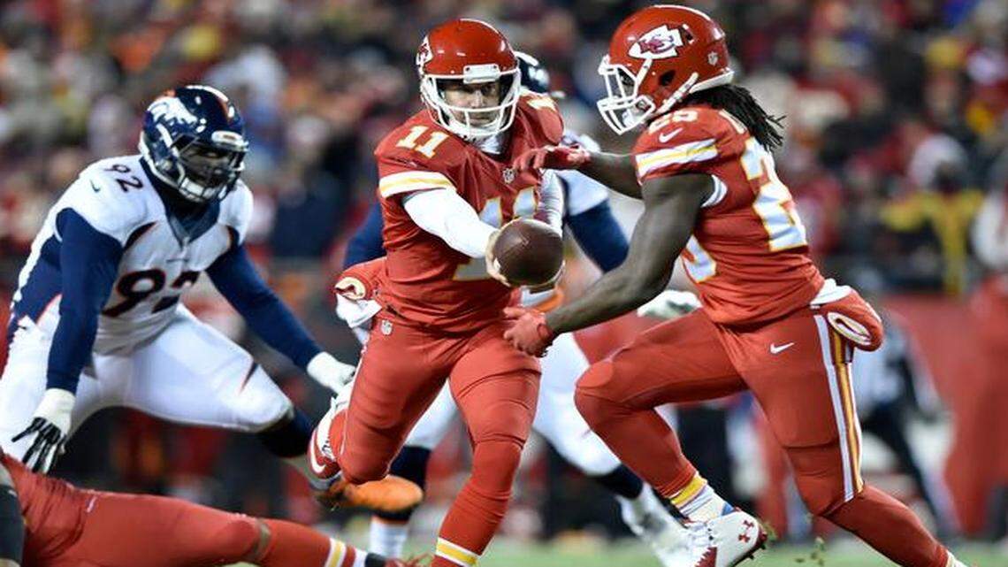 
Kansas City Chiefs quarterback Alex Smith handed off the ball to running back Jamaal Charles for a 2-yard gain in the first quarter of Sunday’s game.
