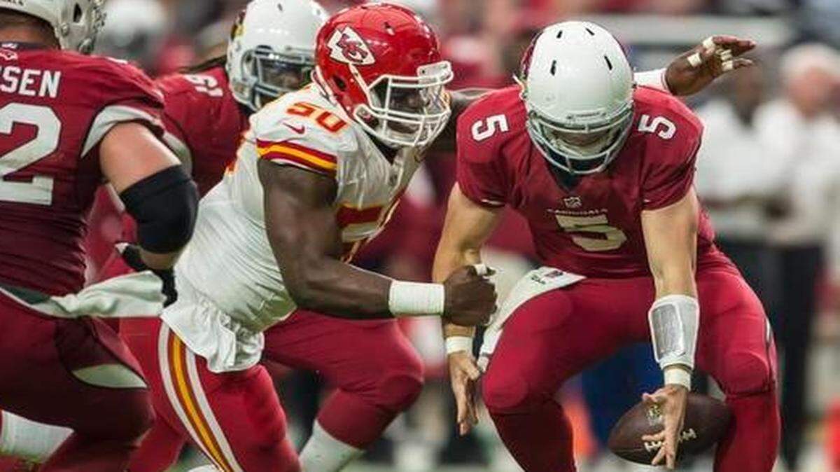 
Chiefs linebacker Justin Houston stripped the ball out of the hands of Cardinals quarterback Drew Stanton in the second quarter of Sunday’s game. The Cardinals recovered the fumble.
