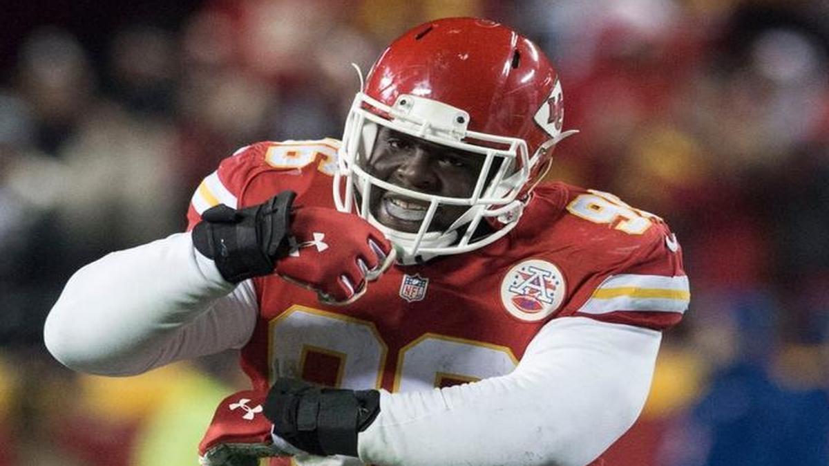 The Chiefs’ Jaye Howard celebrated after sacking Oakland Raiders quarterback Derek Carr in the fourth quarter during the Chiefs’ win in last season’s regular season finale.