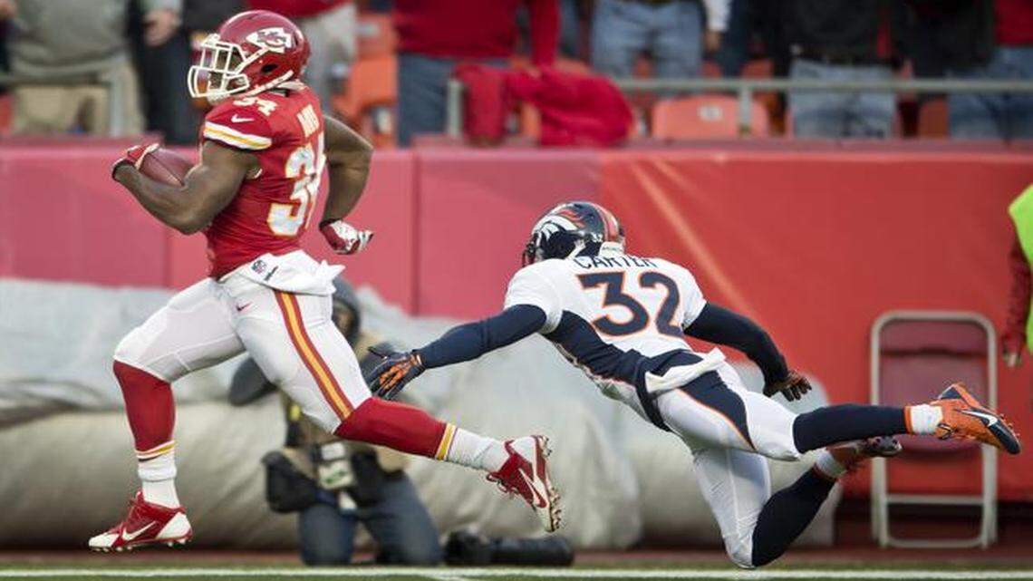 
Chiefs running back Knile Davis (34) beat Denver Broncos defensive back Tony Carter (32) to the end zone for a 108-yard touchdown kickoff return on Dec. 1, 2013 at Arrowhead Stadium.
