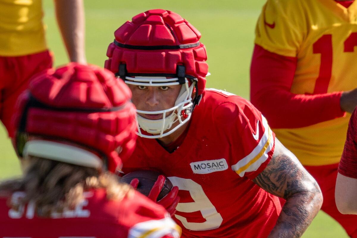 Kansas City Chiefs running back Louis Rees-Zammit (9) goes through a drill during practice at Chiefs training camp on Thursday, July 18, 2024, in St. Joseph.