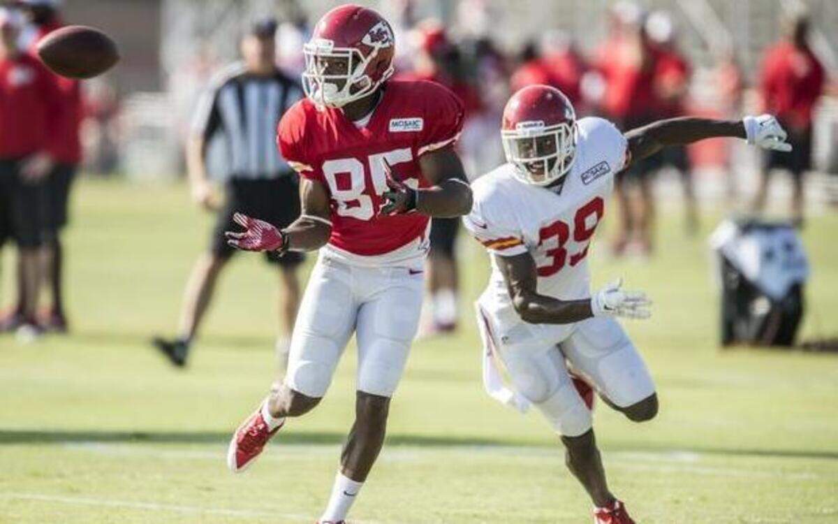 
Kansas City Chiefs wide receiver Frankie Hammond caught a pass in front of defensive back Husain Abdullah on Monday morning.
