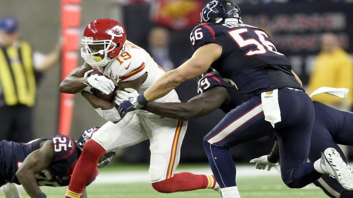 Chiefs wide receiver Jeremy Maclin (19) darted in between Texans cornerback Kareem Jackson (25), outside linebacker Whitney Mercilus (59) and inside linebacker Brian Cushing (56) during Saturday's game in Houston. Maclin left the game with a knee injury after this play. The Chiefs beat the Texans 30-0.