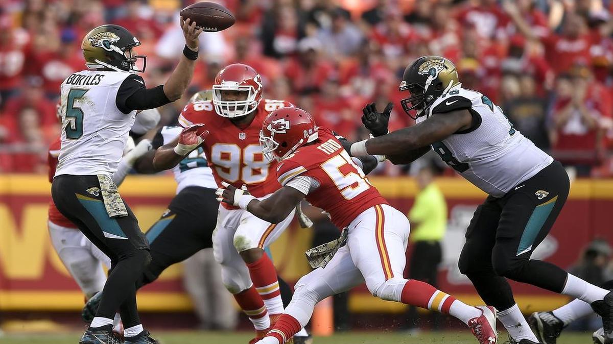 Kansas City Chiefs defensive tackle Kendall Reyes (98) and linebacker Dee Ford (55) rushed the throw of Jacksonville Jaguars quarterback Blake Bortles on November 6, 2016, at Arrowhead Stadium in Kansas City, Mo.