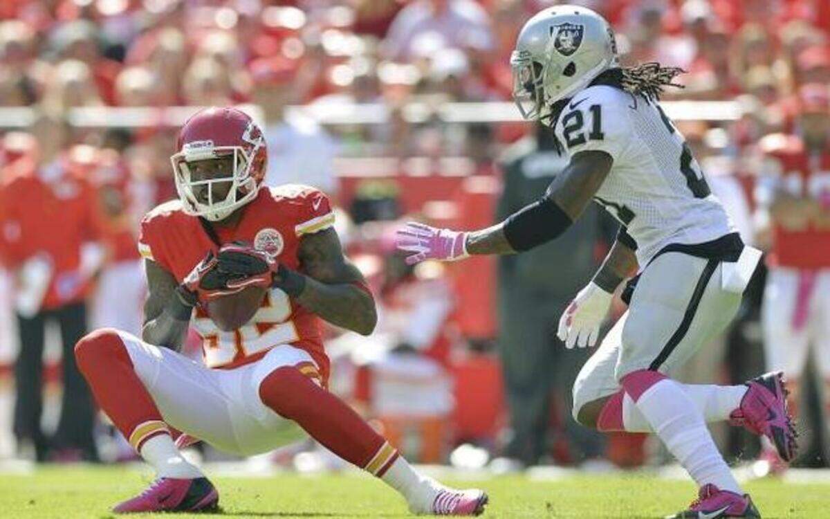 
Kansas City Chiefs wide receiver Dwayne Bowe caught a pass in front of Oakland’s Mike Jenkins in a game last October.
