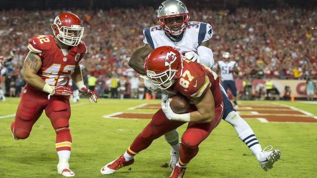 
Kansas City Chiefs tight end Travis Kelce (87) caught a third quarter touchdown pass in front of New England Patriots free safety Devin McCourty (32) in the Chiefs’ 41-14 win at Arrowhead Stadium on Sept. 29.
