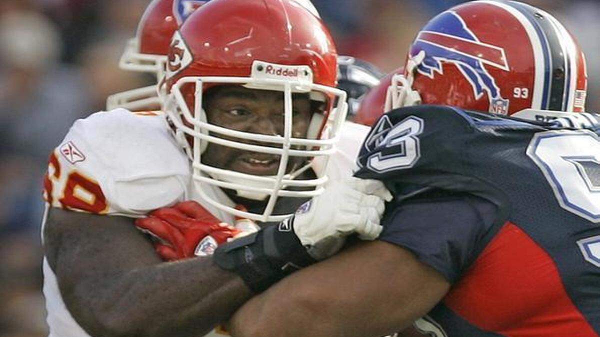 
Kansas City Chiefs guard Will Shields (left) never missed a start for 14 years.

