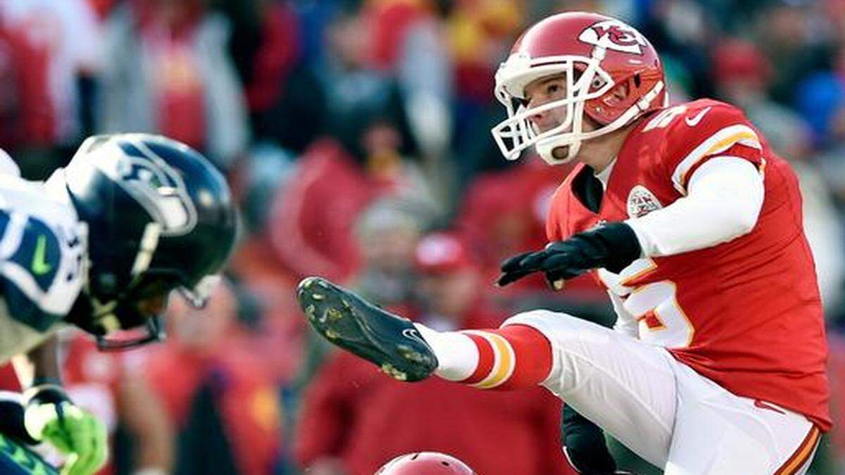 
The game-time temperature for Sunday's game was about 21 degrees, which made it the coldest game that rookie kicker Cairo Santos (5) had ever participated in. Despite the chill, he drilled a 23-yard field goal in the third quarter, his only attempt of the day.
