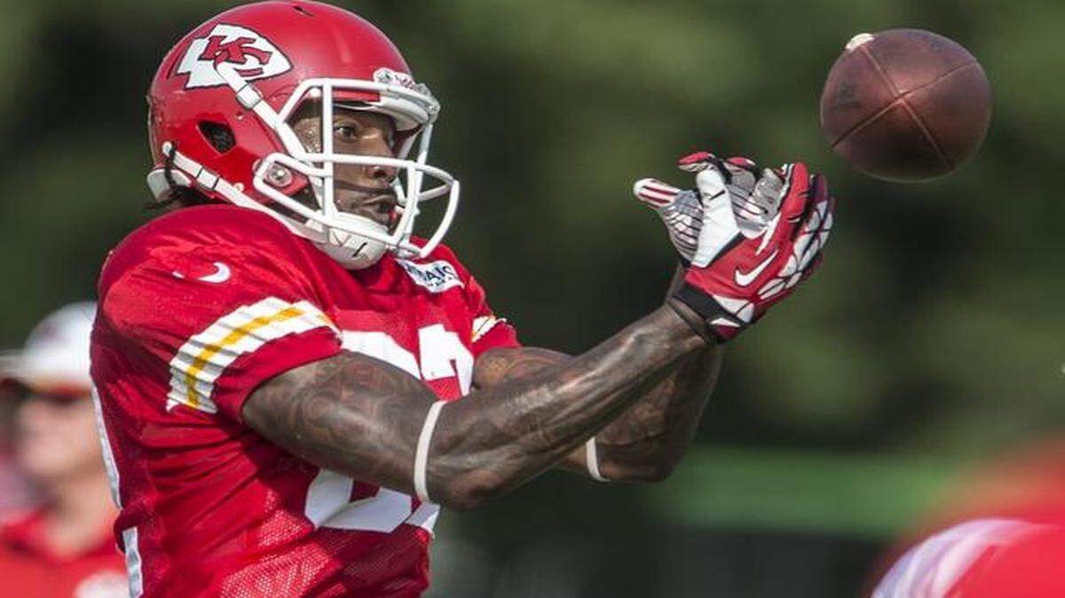 
Kansas City Chiefs wide receiver Dwayne Bowe (82) bobbled a pass in the end zone last month at training camp.

