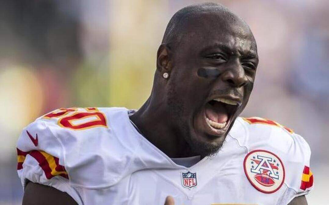 
Chiefs outside linebacker Justin Houston (50) celebrated a 19-yard catch by A.J. Jenkins for a first down during Kansas City’s 23-20 victory Oct. 19 over the Chargers in San Diego.
