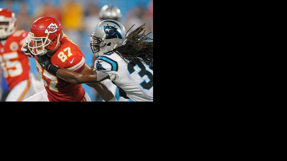 
Defended by the Carolina Panthers’ Robert Lester (38), the Chiefs’ Travis Kelce (87) caught a touchdown pass in the second half Sunday night in Charlotte, N.C.
