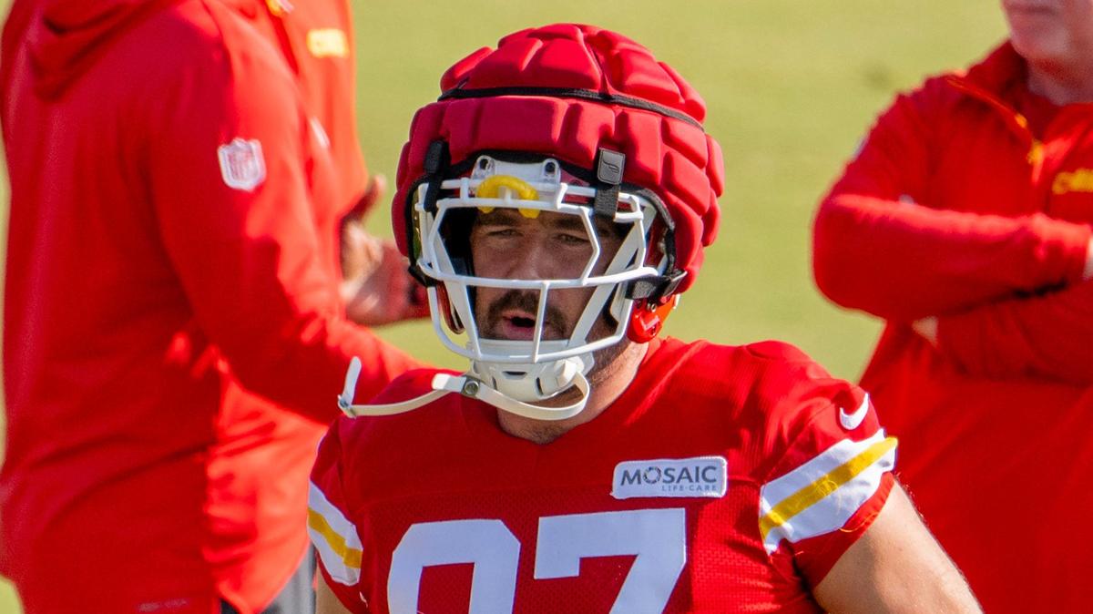 Kansas City Chiefs tight end Travis Kelce (87) warms up during practice at Chiefs training camp on Monday, July 29, 2024, in St. Joseph.