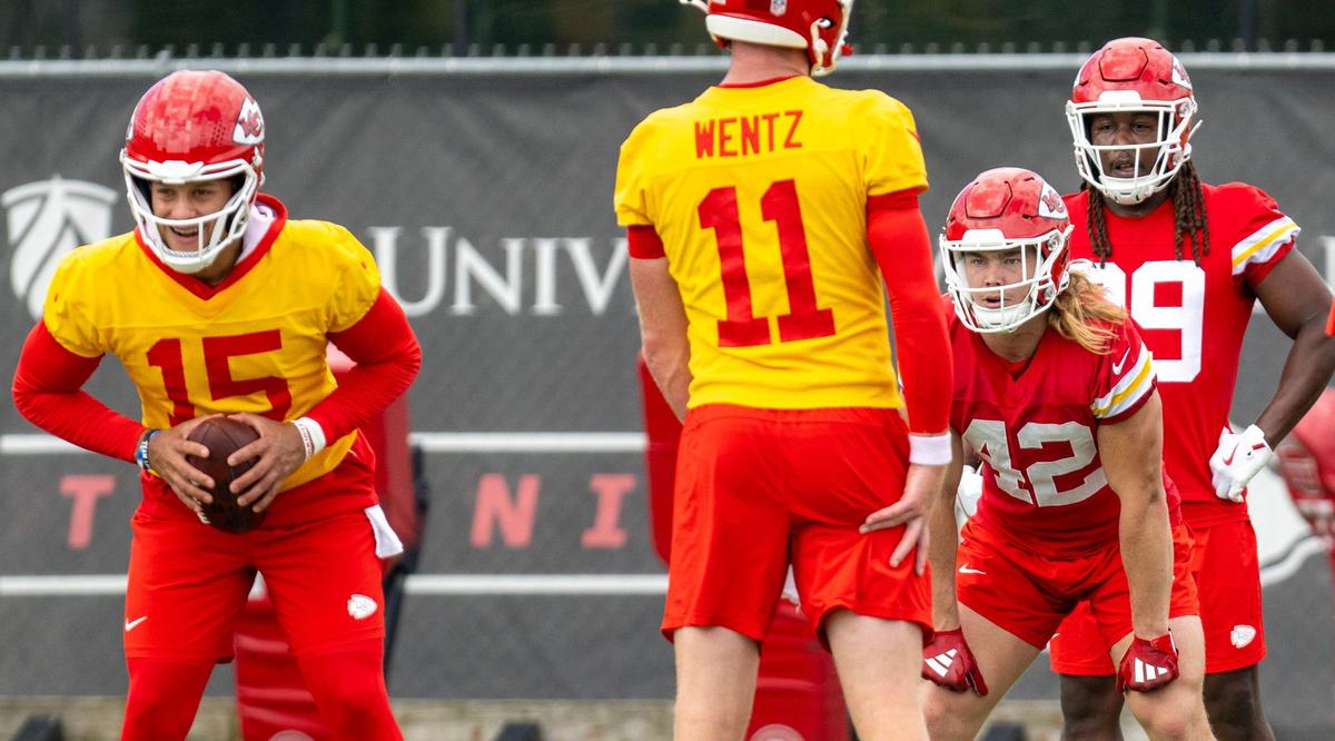 Kansas City Chiefs running back Carson Steele (42) warms up with quarterback Patrick Mahomes (15) during practice at the Chiefs training complex on Thursday, Sept. 19, 2024, in Kansas City.