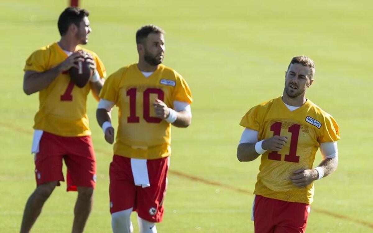
Chase Daniel, center, broke away from his fellow Chiefs quarterbacks, including Alex Smith, right, and Aaron Murray, to take some reps at running back during Thursday’s training camp practice.

