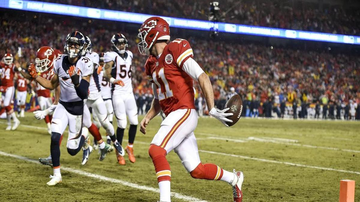 Alex Smith scoring a touchdown for the Chiefs against the Broncos.