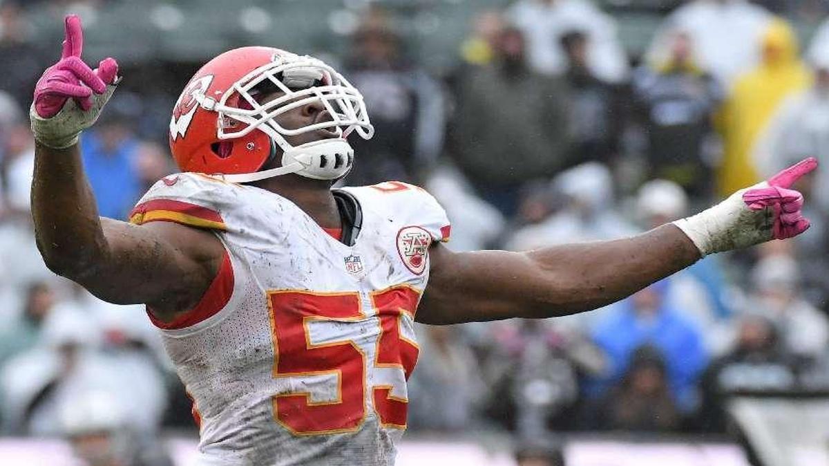Chiefs outside linebacker Dee Ford celebrated sacking Raiders quarterback Derek Carr on a fourth-down play in the closing minutes of the fourth quarter Sunday.