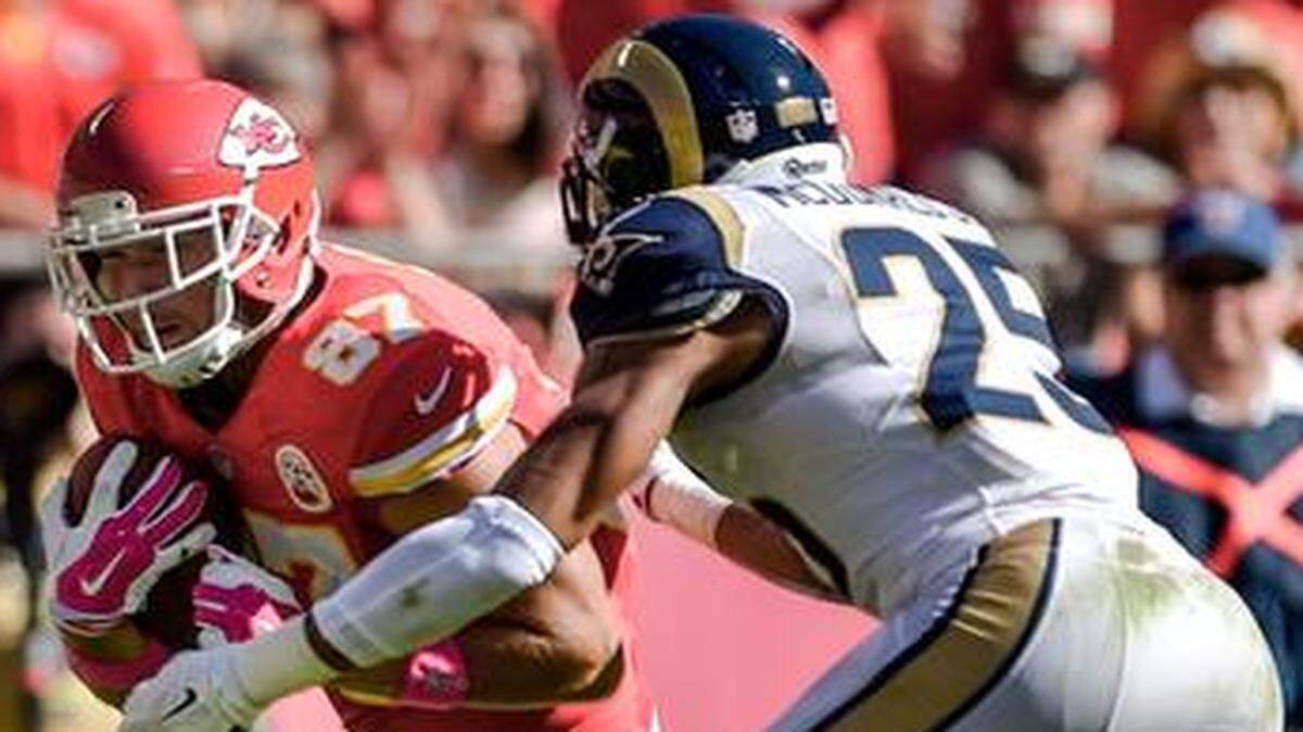 
Chiefs tight end Travis Kelce (87) gained yardage against St. Louis Rams strong safety T.J. McDonald (25) and free safety Rodney McLeod (23) in the first half Sunday at Arrowhead Stadium. The Chiefs beat the Rams 34-7.
