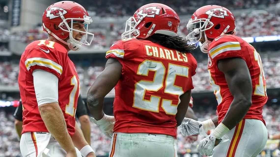 
Chiefs quarterback Alex Smith threw a 7-yard scoring pass to Jamaal Charles in the second quarter of Sunday’s 27-20 victory and also connected five times with wide receiver Jeremy Maclin (right).
