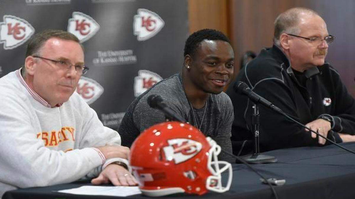 
Chiefs general manager John Dorsey (left) and coach Andy Reid (right) introduced wide receiver Jeremy Maclin at a news conference Wednesday.
