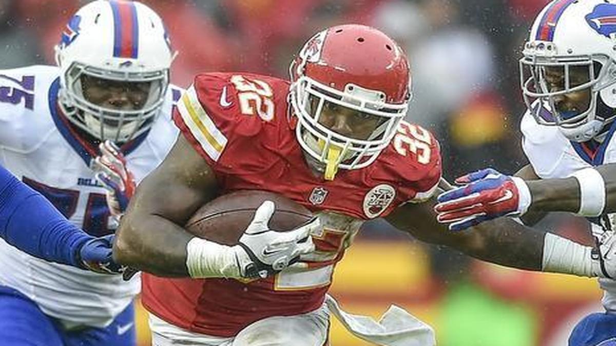 Chiefs running back Spencer Ware (32) will split carries with Charcandrick West on Sunday at Oakland.