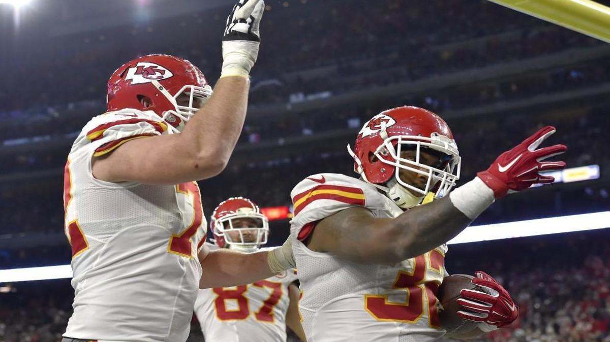 Kansas City Chiefs running back Spencer Ware celebrated scoring in the fourth quarter with tackle Eric Fisher (left) and tight end Travis Kelce during Saturday’s wild-card game in Houston.