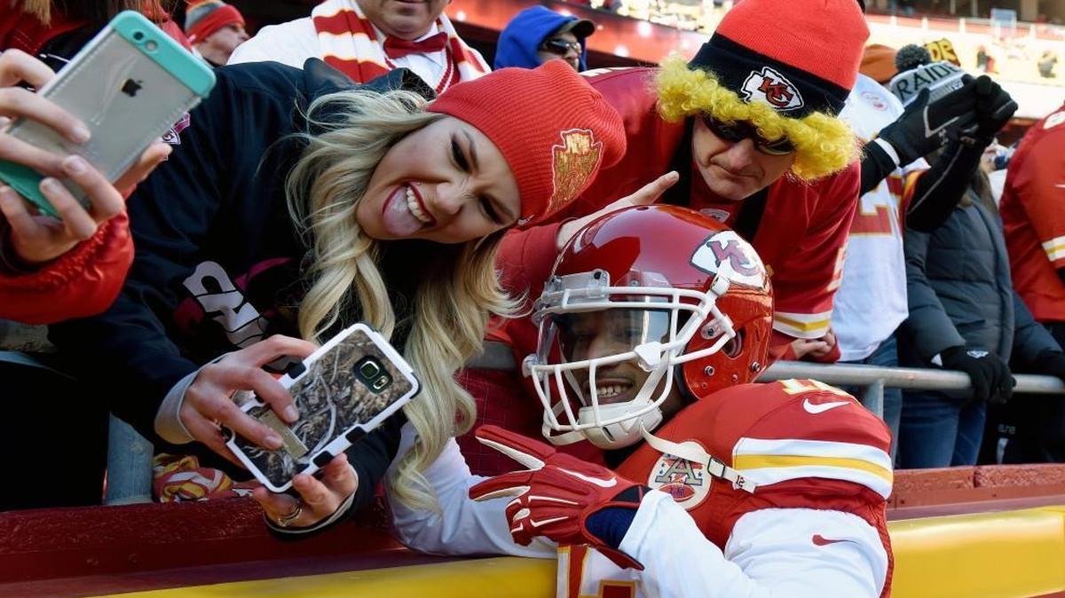 Chiefs wide receiver Albert Wilson poses for a fan photo before a game last season.