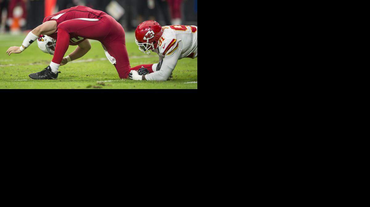 
Kansas City Chiefs outside linebacker Tamba Hali (91) tackled Arizona Cardinals quarterback Drew Stanton (5) in what was ruled a personal foul in the first quarter in NFL action on December 7, 2014 at University of Phoenix Stadium in Glendale, AZ. The Chiefs lost 17-14.
