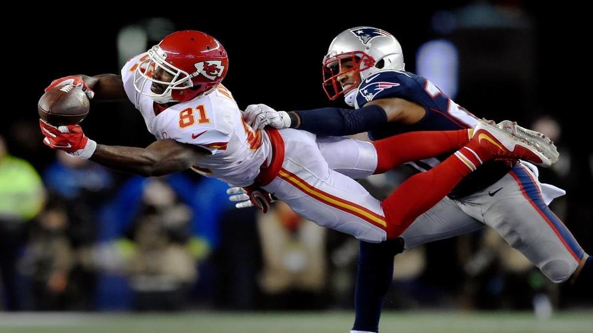 Chiefs wide receiver Jason Avant made a diving catch in front of Patriots cornerback Logan Ryan in the fourth quarter of Saturday’s game.