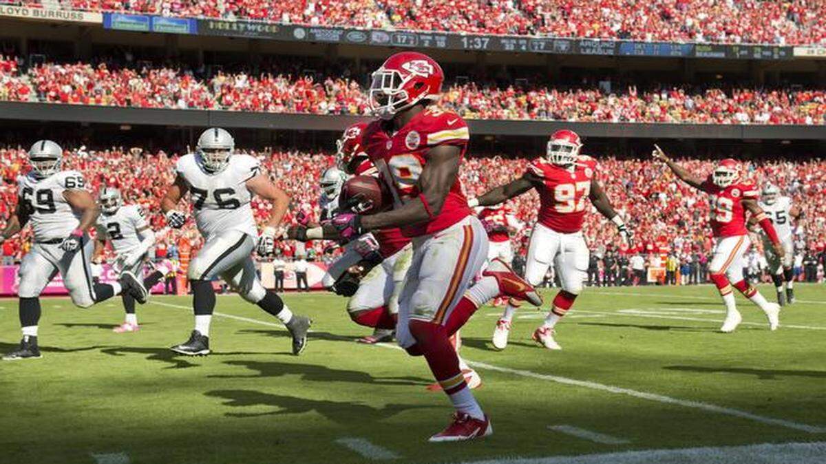 
Chiefs defensive back Husain Abdullah (39) ran back a 44-yard interception return for a touchdown last season against Oakland at Arrowhead Stadium.
