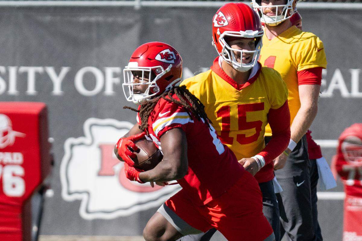 Kansas City Chiefs quarterback Patrick Mahomes hands the ball off to Kansas City Chiefs running back Kareem Hunt during a practice drill on Thursday Oct. 17, 2024.