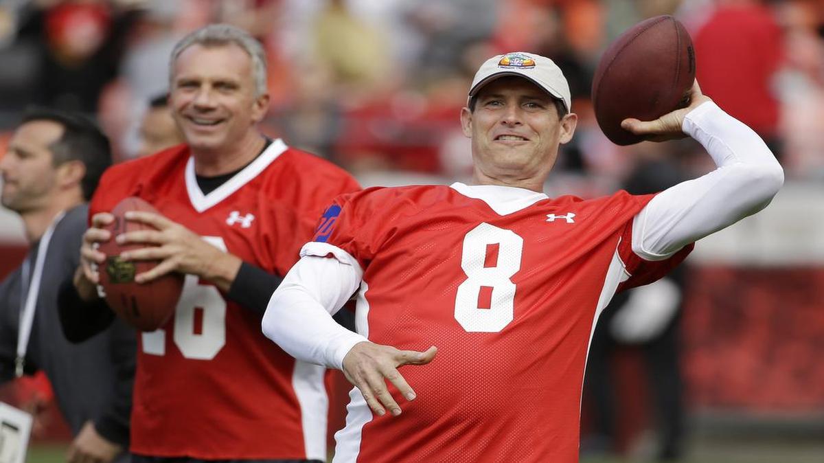 San Francisco 49ers Hall of Fame quarterbacks Steve Young (right) and Joe Montana (left).