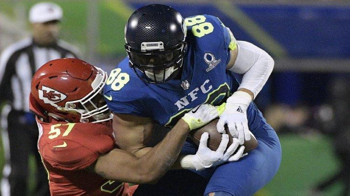 The Chiefs’ D.J. Alexander (left) tried to haul down Seahawks tight end Jimmy Graham in the first half of Sunday’s Pro Bowl.