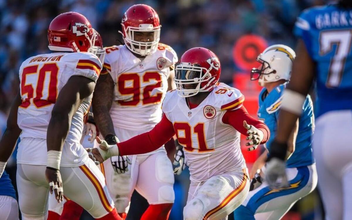 Kansas City Chiefs outside linebacker Tamba Hali (91) celebrated after sacking Chargers quarterback Philip Rivers in the third quarter.