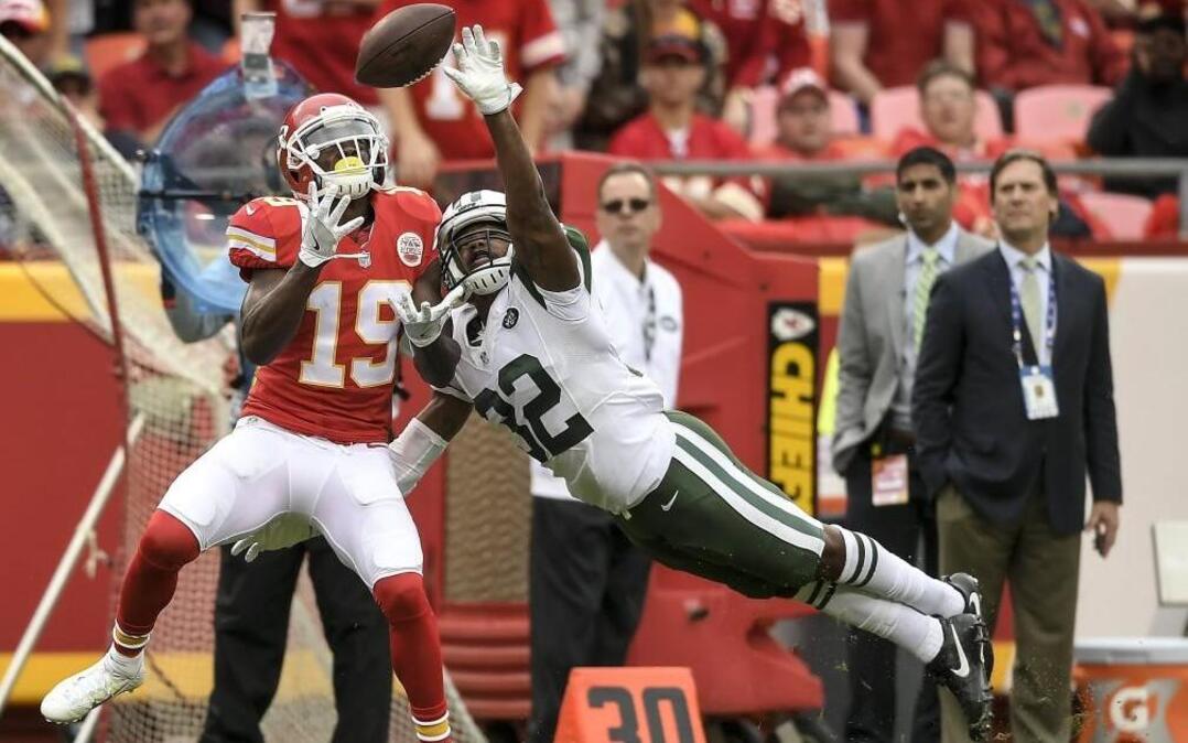 The Chiefs’ Jeremy Maclin tried for a catch against New York Jets cornerback Juston Burris during a game in September.