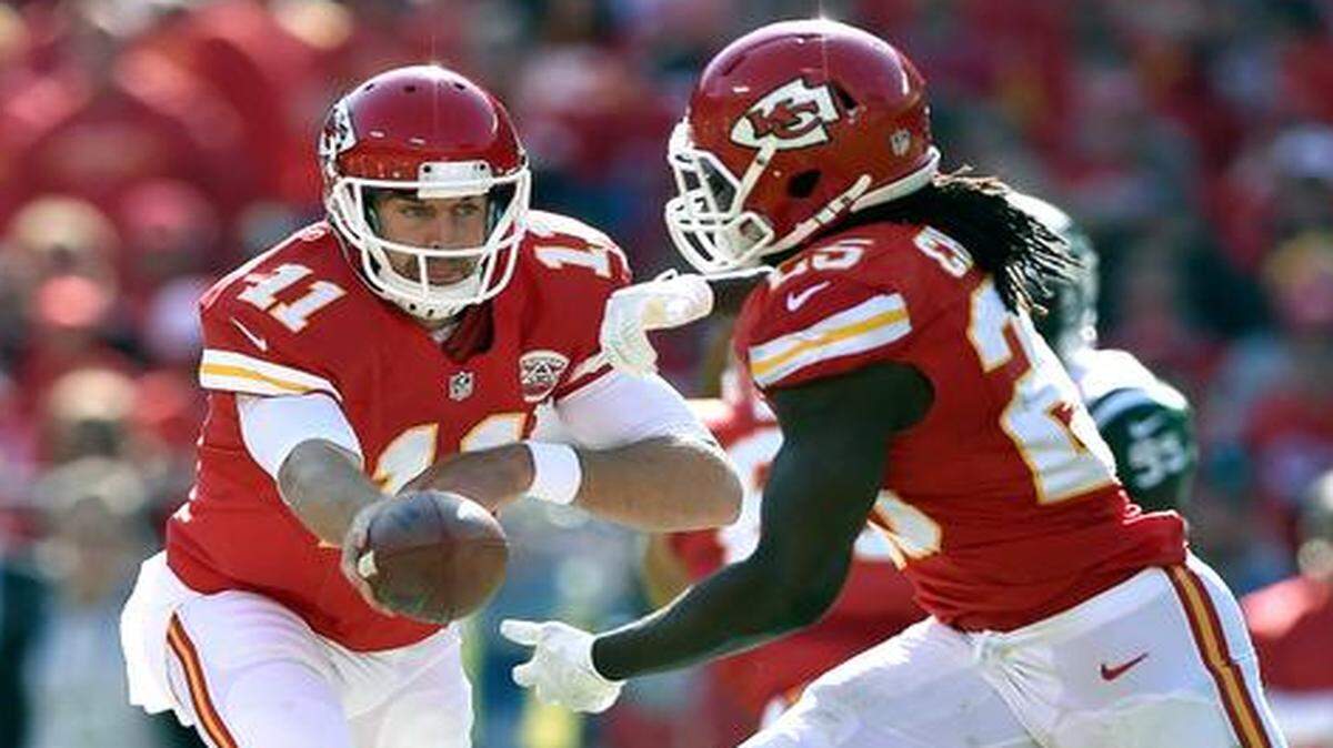 
Kansas City Chiefs quarterback Alex Smith handed off to running back Jamaal Charles during a win over the Jets earlier this month.
