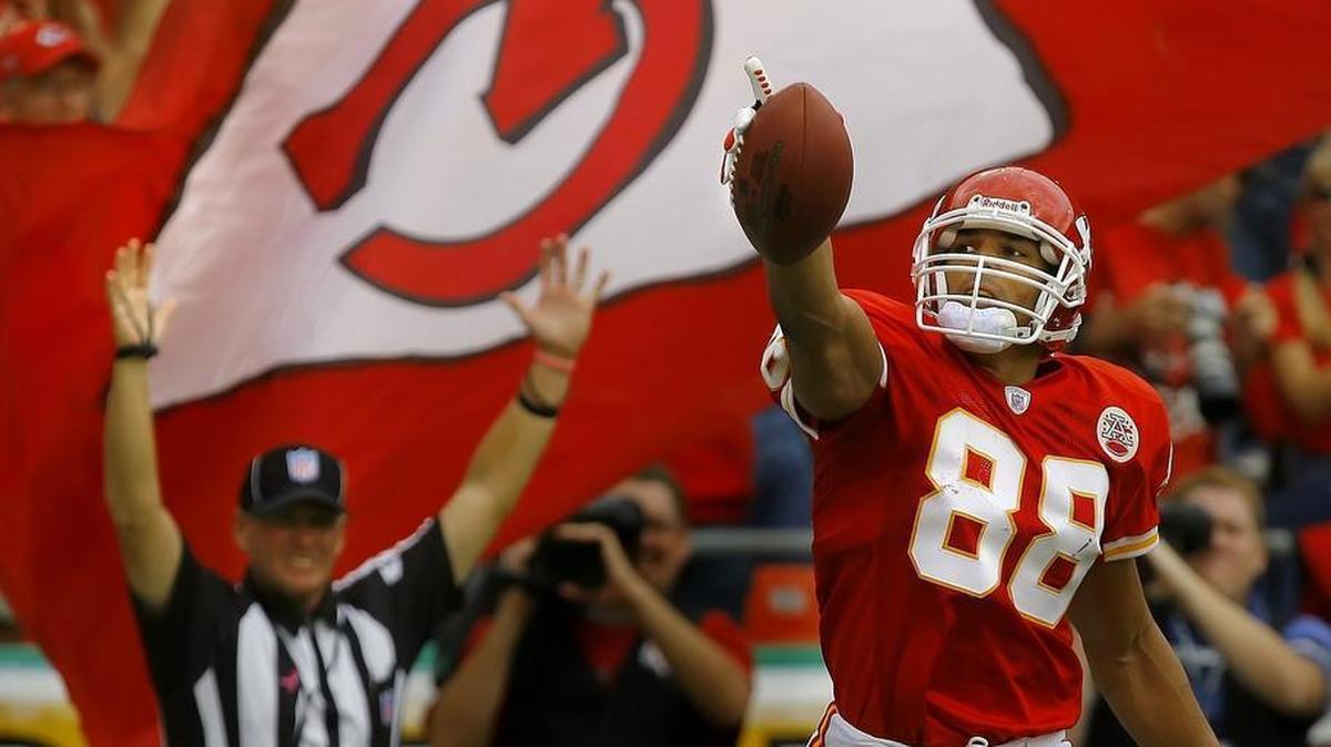 Former Chiefs tight end Tony Gonzalez (right)